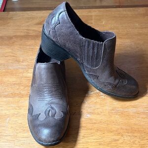 Born Amibeth women's brown leather western wingtip ankle booties. Size 10